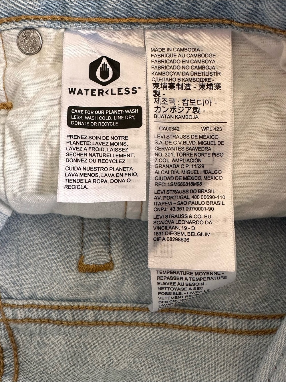NWT Levi's Women Light Blue Distressed 501 Denim High Rise Cutoff Shorts Sz 28 - Picture 5 of 5